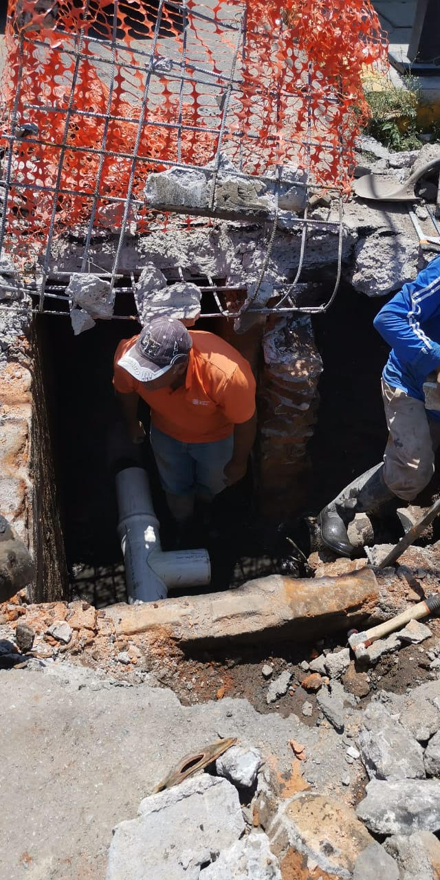 Interapas Soledad detecta y repara conexiones clandestinas en calle Miguel Hidalgo.