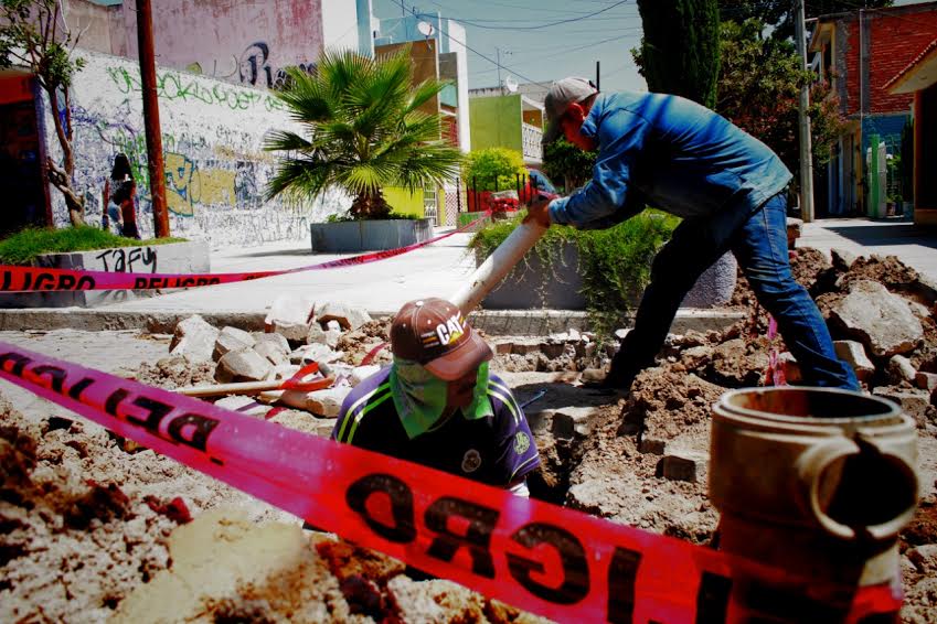 Realizan Interapas detección de fugas subterráneas en calles de la colonia Manuel José Othón.