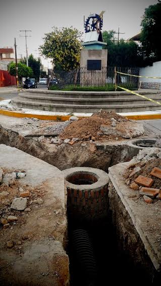 Trabaja Interapas en reposición de red de drenaje en Colonia Viveros.