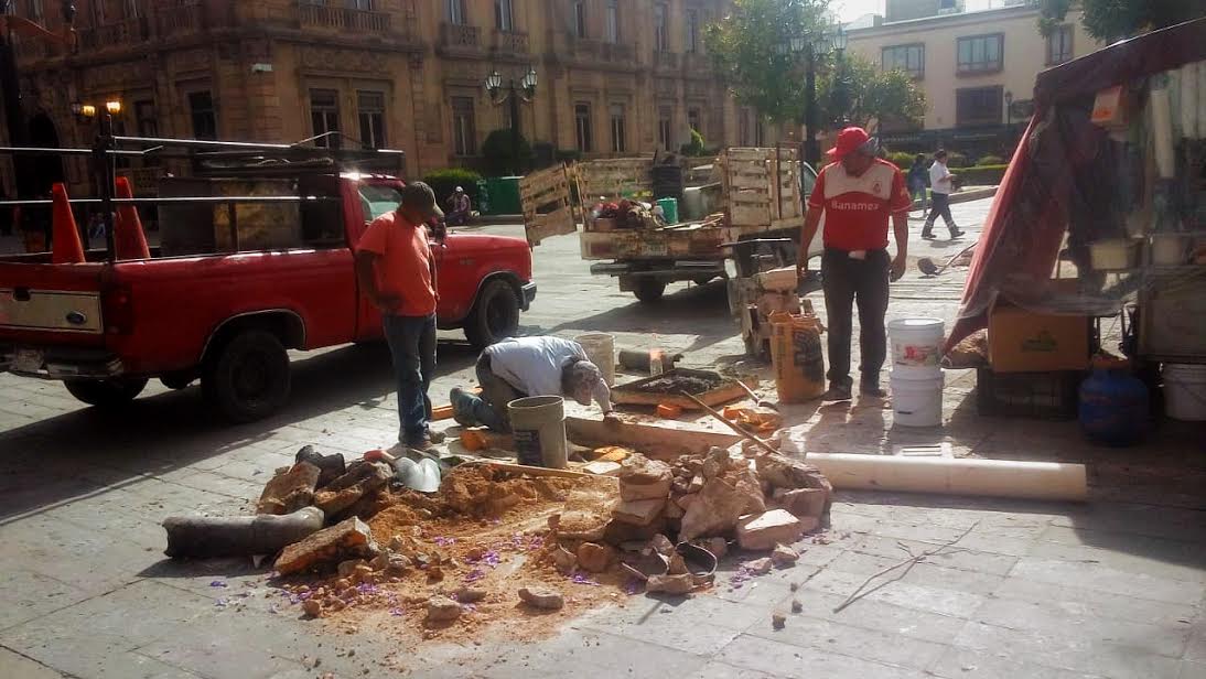 Implementa Interapas programa de limpieza en drenajes de Zona Centro.