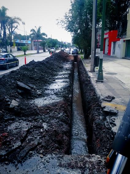 Interviene Interapas drenaje sanitario en Av. Venustiano Carranza.