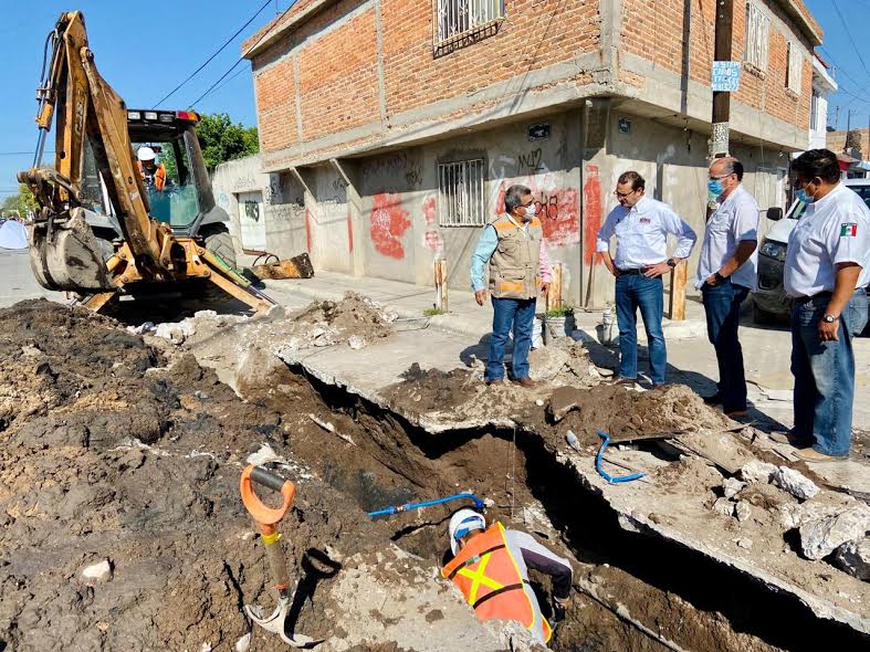 Rehabilita Interapas red sanitaria en fraccionamiento Colorines.