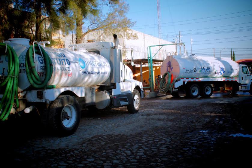 Intensifica Interapas apoyo con pipa en zona de impacto por fuga El Realito.