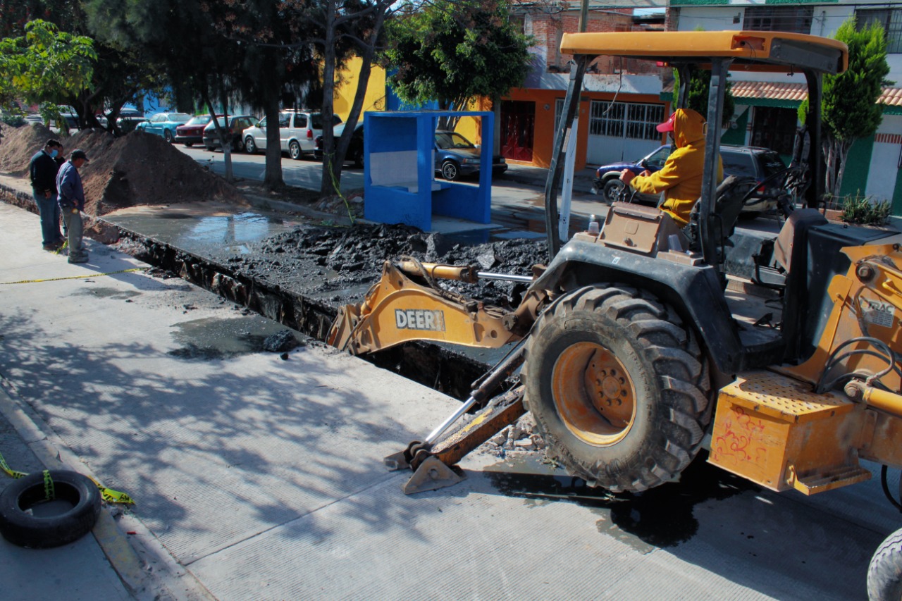 Rehabilita Interapas colector sanitario en Av. Curie.
