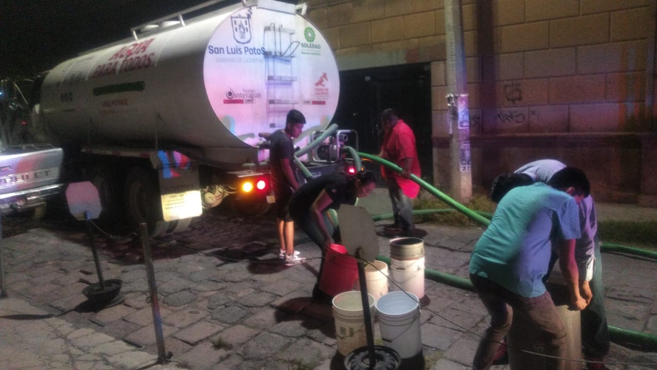 En dos días, entrega Interapas 4.5 millones de litros de agua a vecinos de la Avenida México.