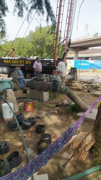 Atiende personal de Interapas a vecinos de la A. México.