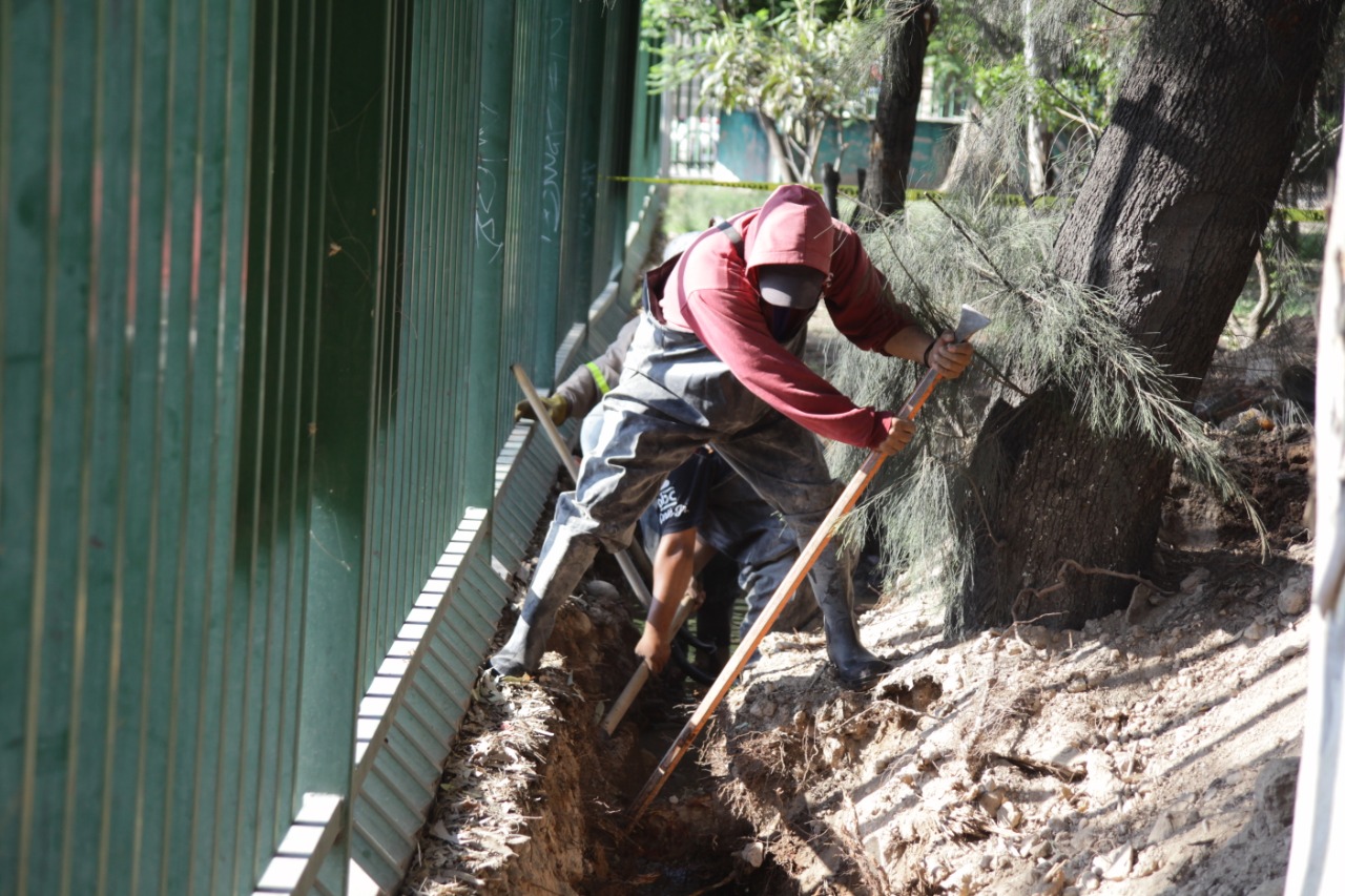 Construye alcantarillado sanitario en inmediaciones del parque Juan H. Sánchez.