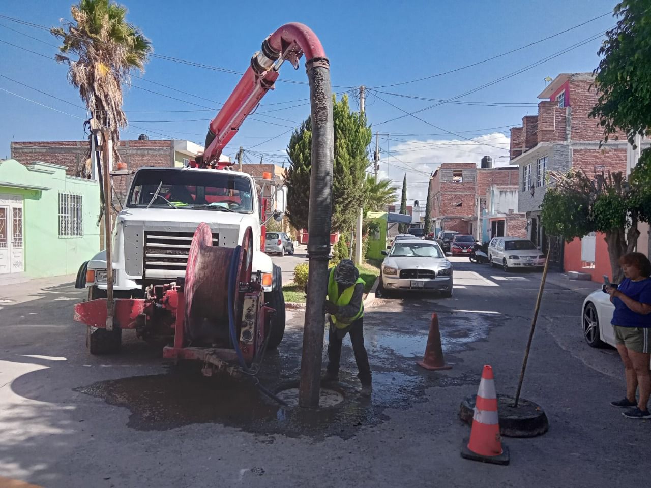 ATIENDE INTERAPAS PETICIONES DE VECINOS EN SOLEDAD DE GRACIANO SANCHEZ