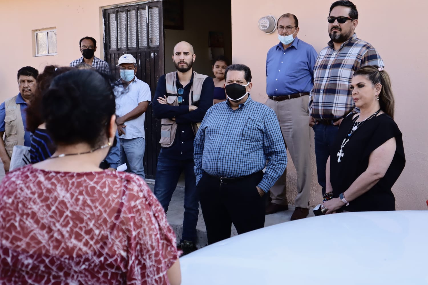 FUNCIONARIOS DEL INTERAPAS ATIENDEN A VECINOS DEL BARRIO SAN SEBASTIÁN