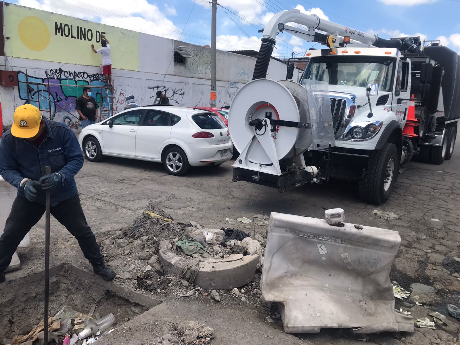 INTERAPAS CONTROLA FUGA DE AGUAS NEGRAS EN CENTRO DE ABASTOS