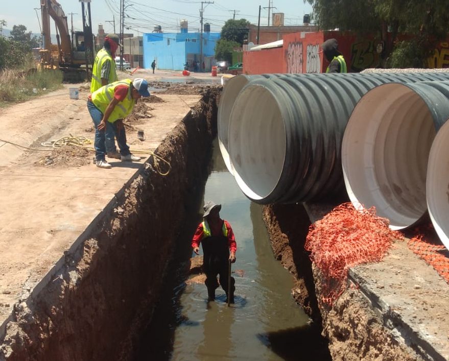 INTERAPAS CONSTRUYE COLECTOR SANITARIO EN BENEFICIO DE HABITANTES DE VILLA DE POZOS