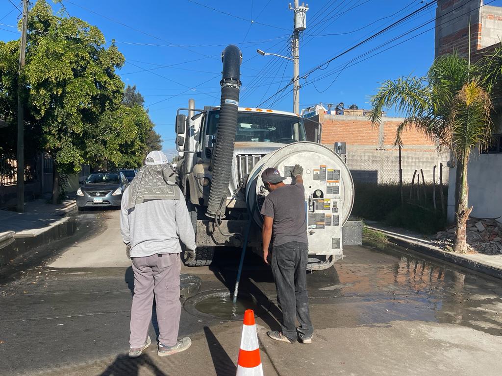 ATIENDE INTERAPAS FUGA DE AGUAS NEGRAS EN LA COLONIA RIVAS GUILLÉN