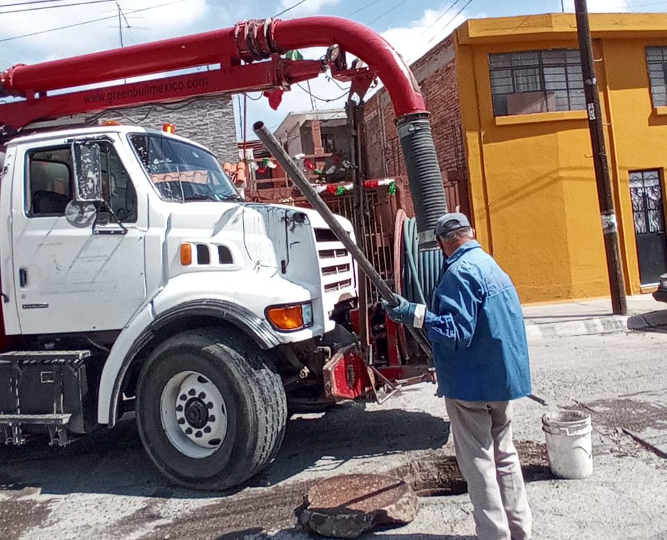 MANTIENE INTERAPAS LIMPIEZA DE DRENAJES EN DIFERENTES PUNTOS DE LA ZONA METROPOLITANA