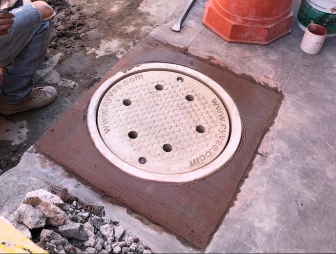  INTERAPAS COLOCA TAPAS ANTIROBO EN POZOS DE VISITA