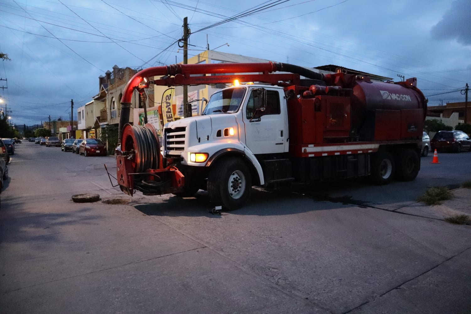 EN UN DÍA, RETIRA INTERAPAS MÁS DE TONELADA Y MEDIA DE BASURA DE DRENAJES