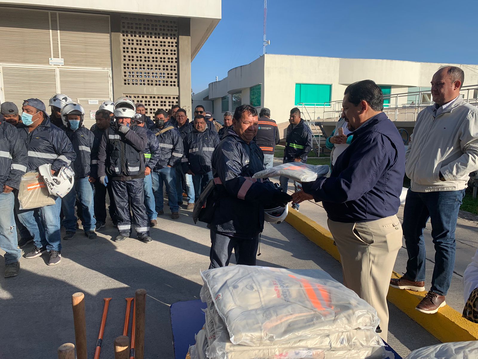 RECIBEN TRABAJADORES DEL INTERAPAS, EQUIPO DE PROTECCIÓN PERSONAL