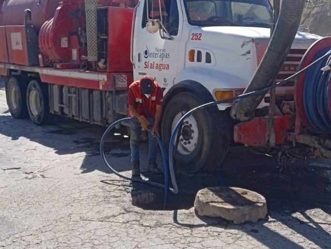 ATIENDE INTERAPAS DESAZOLVE EN LA COLONIA RURAL ATLAS