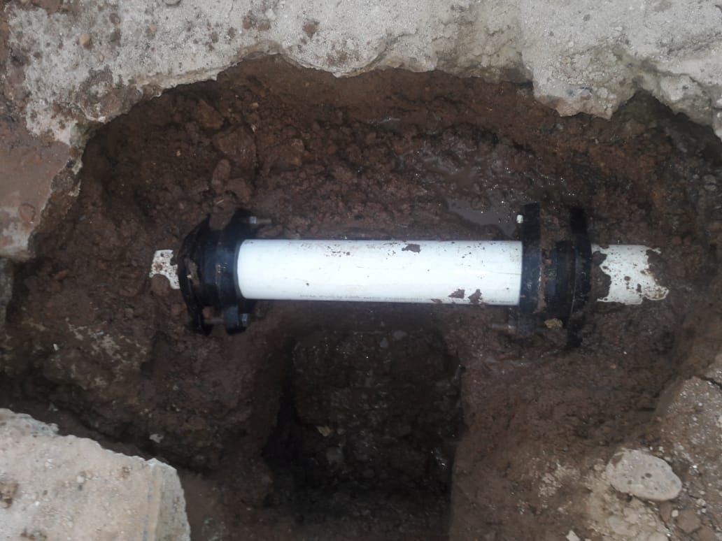 PERSONAL DE INTERAPAS BUSCA FUGAS INTERNAS EN LA COLONIA AEROPUERTO