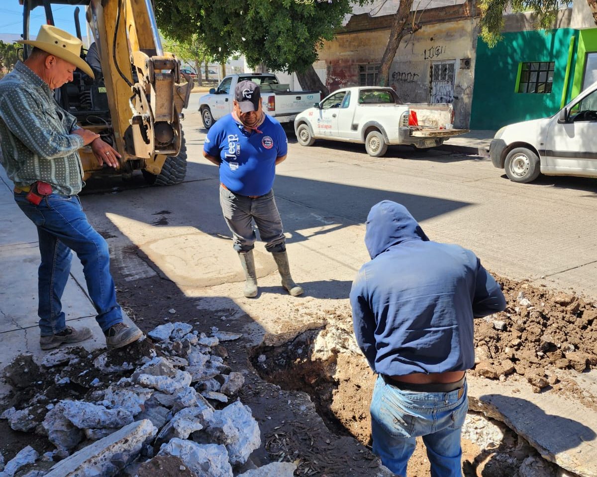 REPARA INTERAPAS FUGAS PROVOCADAS POR EMPRESA DE TELEVISIÓN POR CABLE EN LA COLONIA INDUSTRIAL SAN LUIS