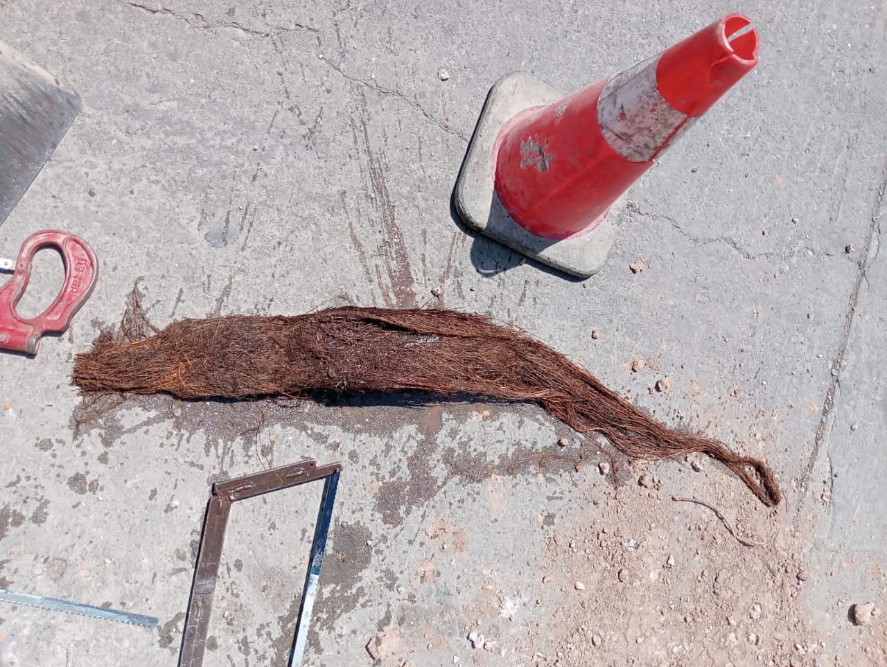 TRAS LIMPIEZA DE LA RED PRINCIPAL, MEJORA INTERAPAS PRESIÓN DE AGUA EN CALLE DE LA COLONIA LOS REYES