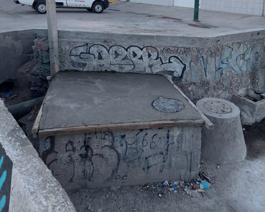PARA DESCARTAR RIESGOS EN EL BULEVAR ESPAÑITA, INTERAPAS REPONE TAPA DE COLECTOR SANITARIO