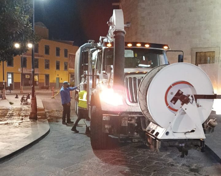 DESDE GRASA HASTA ARTÍCULOS DE HIGIENE PERSONAL, EN DESAZOLVE DEL CENTRO HISTÓRICO