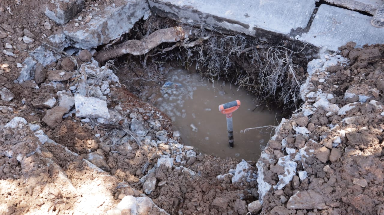 CON LA COLABORACIÓN DE LA CIUDADANÍA, RECUPERA INTERAPAS IMPORTANTE CAUDAL DE UNA FUGA EN LA COLONIA LOS PINOS