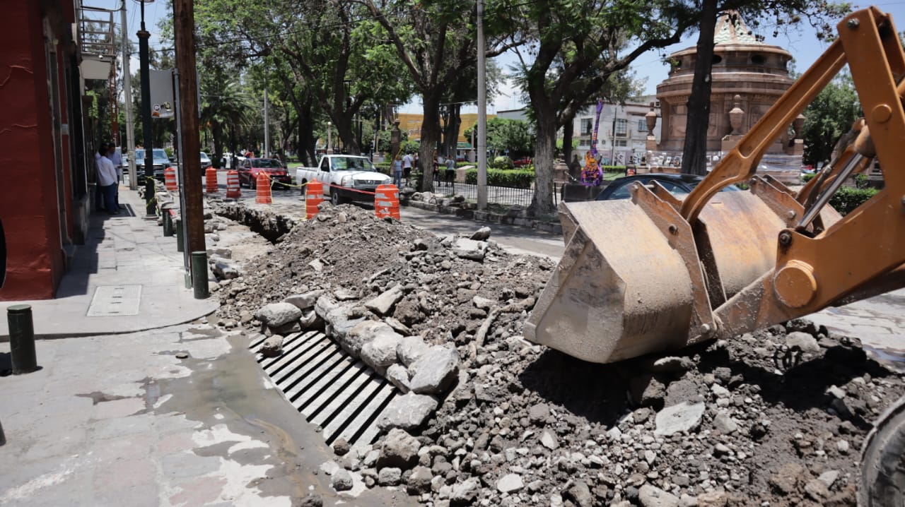 INTERVIENE INTERAPAS COLAPSO EN LA CALZADA DE GUADALUPE EN EL BARRIO DE SAN MIGUELITO; INFRAESTRUCTURA SANITARIA CUMPLIÓ SU VIDA ÚTIL