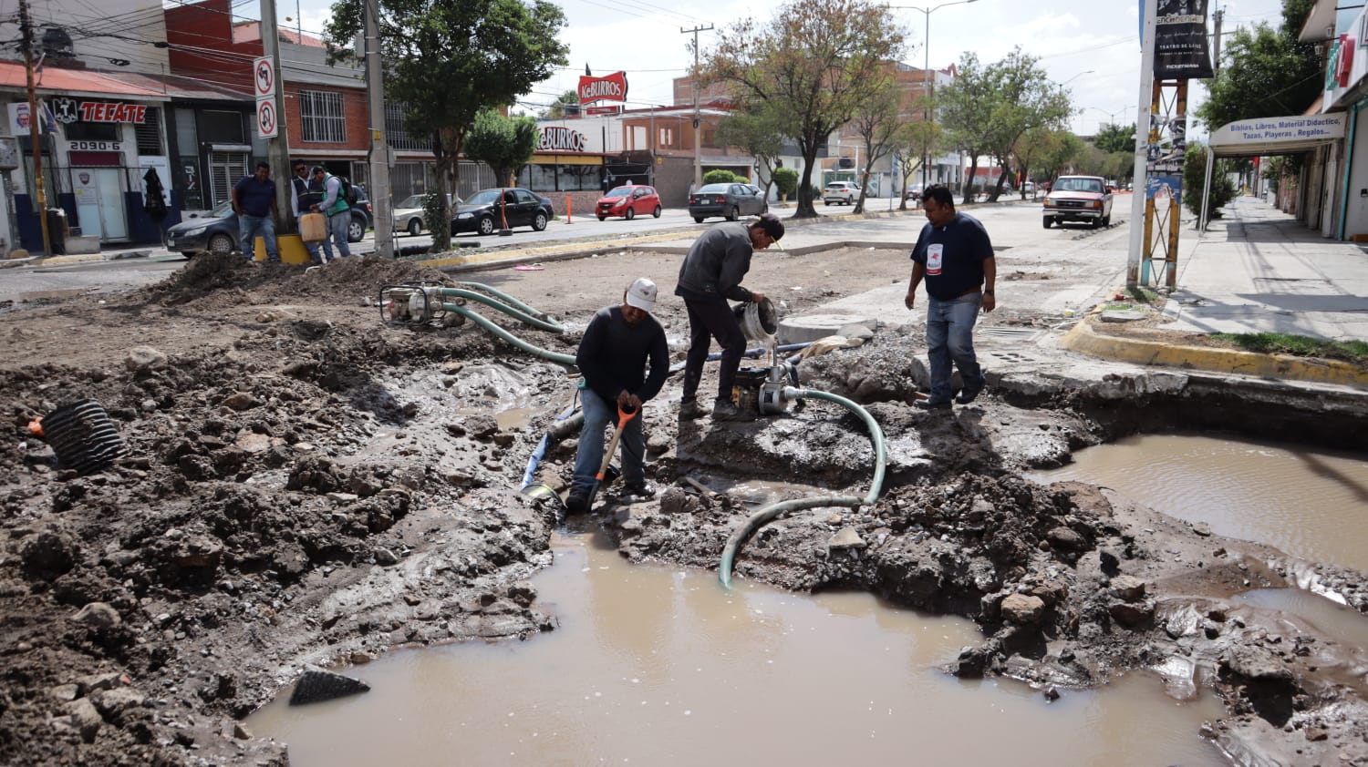REPARA INTERAPAS MEGA FUGA EN LA GLORIETA REVOLUCIÓN