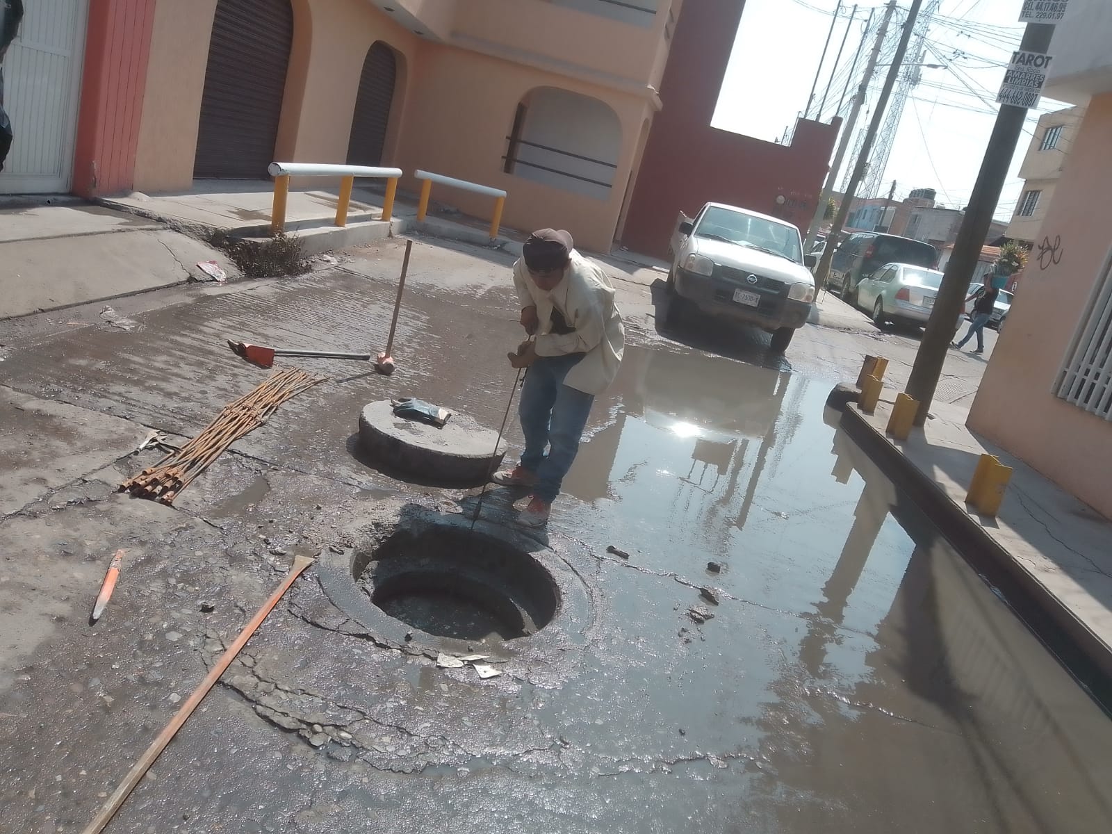 BASURA TAPONEA DRENAJE DE LA COLONIA SAN FRANCISCO; INTERAPAS REALIZA DESAZOLVE Y LO DEJA EN FUNCIONAMIENTO