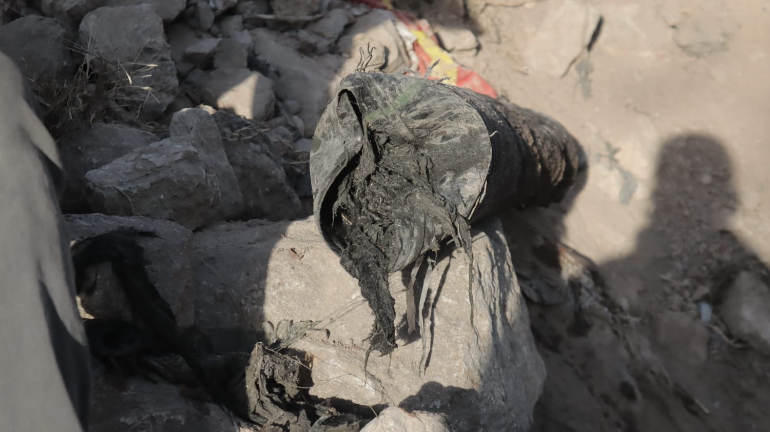 UNA BOLSA ENTERA DE BASURA, ROMPE DRENAJE AL PONIENTE DE LA CIUDAD; INTERAPAS CONTROLA BROTE Y REPONE TUBERÍA DAÑADA