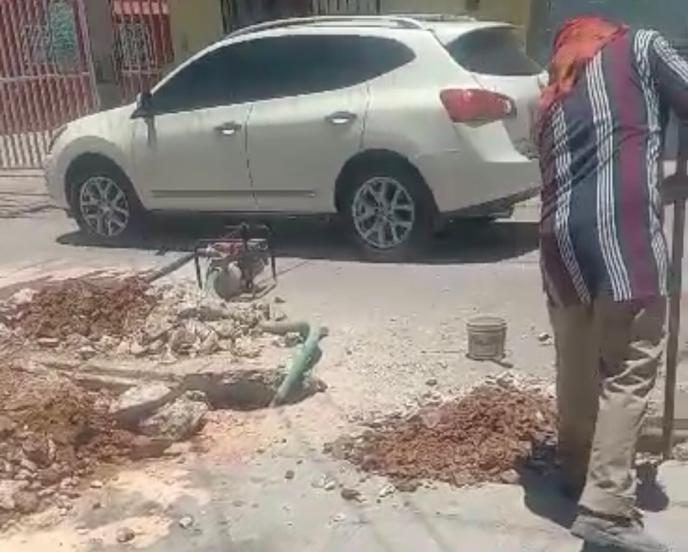 DETECTAN FUGAS DE AGUA POTABLE EN TOMAS DOMICILIARIAS DE LA CALLE 75 EN PRADOS; INTERAPAS LAS REPARA