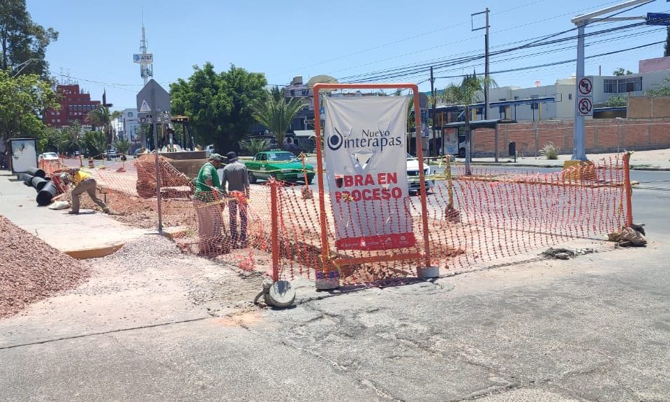 INTERAPAS ATIENDE COLAPSO EN LA AVENIDA VENUSTIANO CARRANZA EN LA COLONIA JARDÍN