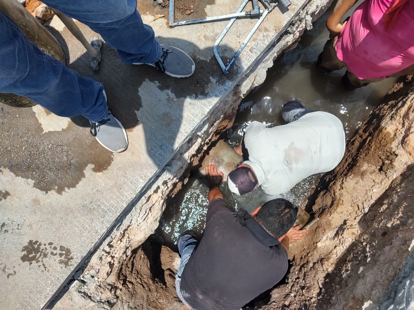 INTERAPAS DETIENE DESPERDICIO DE AGUA DE UNA MEGA FUGA EN EL FRACCIONAMIENTO SAN MIGUEL