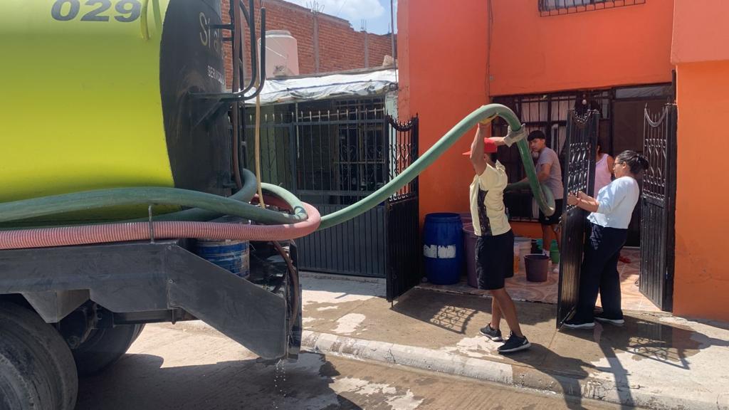 INTERAPAS ABASTECE AGUA A TRAVÉS DE PIPAS, A VECINOS DE HOGARES OBREROS Y COLONIAS ALEDAÑAS EN SOLEDAD DE GRACIANO SÁNCHEZ 2023