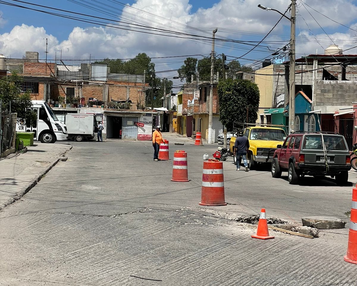 TRAS COLAPSO EN EL DRENAJE, INTERAPAS INTERVIENE LA CALLE FLOR DE LIZ EN SOLEDAD