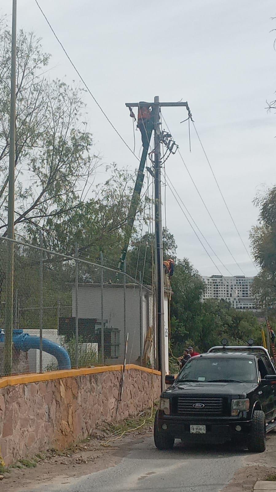 Interapas continúa las labores con CFE para la recuperación de pozos afectados por los vientos.