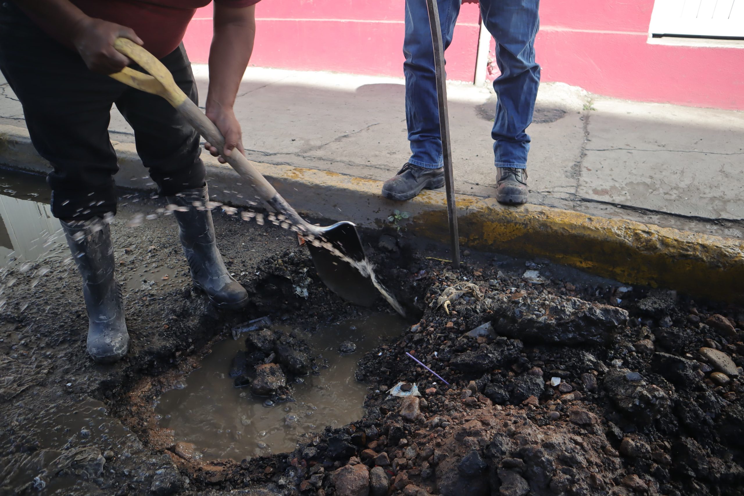 INTERAPAS repara fuga a un costado de la delegación del SNTE en la colonia Santuario.