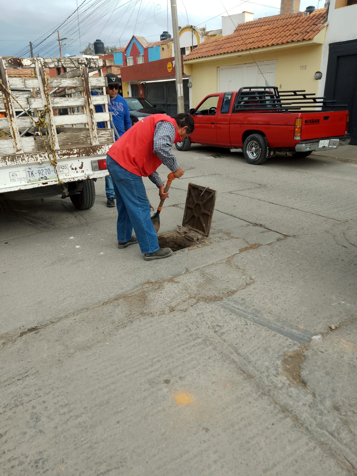 Para una mejor administración del caudal, Interapas da mantenimiento a redes de agua de la colonia Joya II y Lomas del Río.