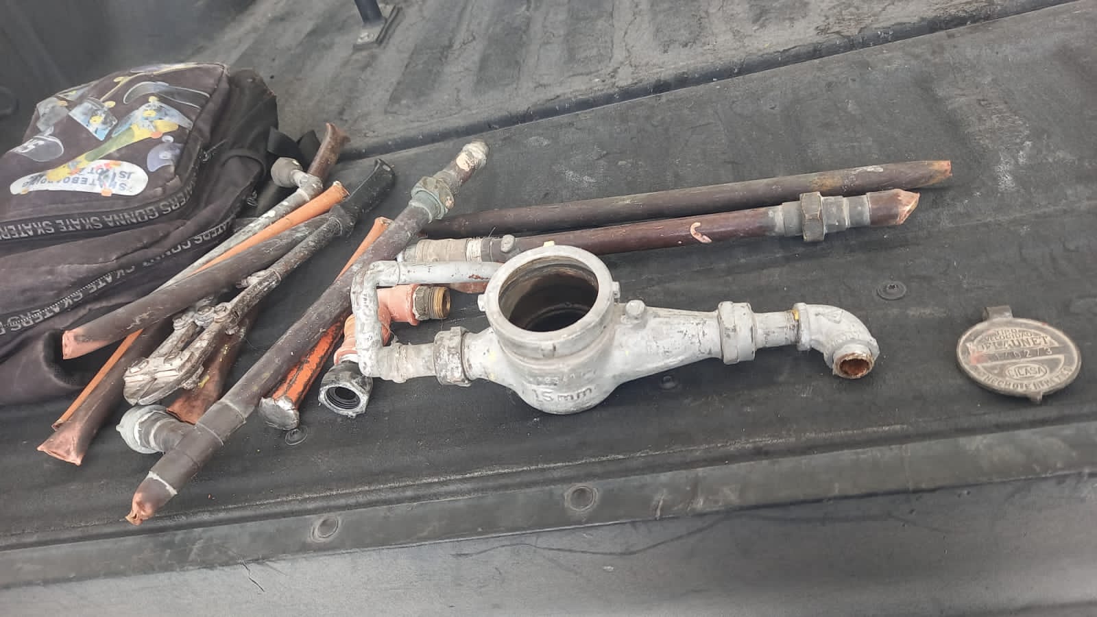 Interapas interpone denuncia contra sujeto detenido en posesión de partes de medidores de agua.