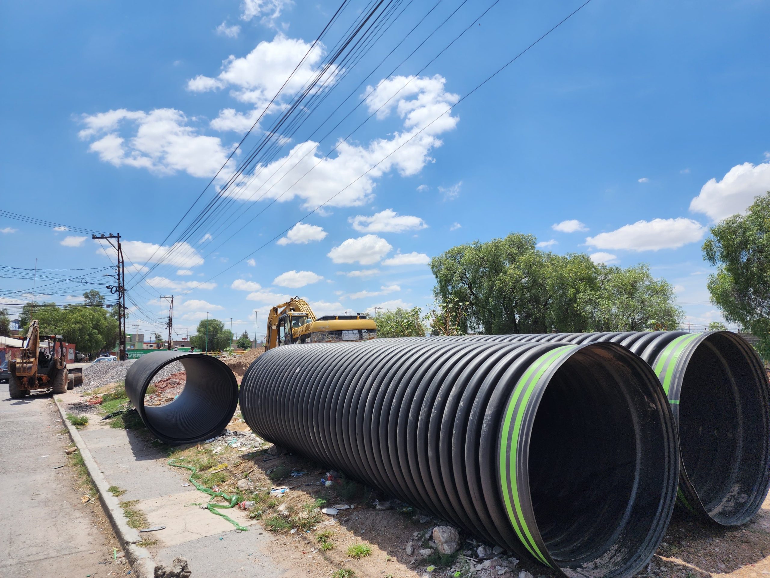 Interapas da celeridad a trabajos de reposición en segundo tramo del colector “Los Silos”, con material resistente a la humedad e impactos.