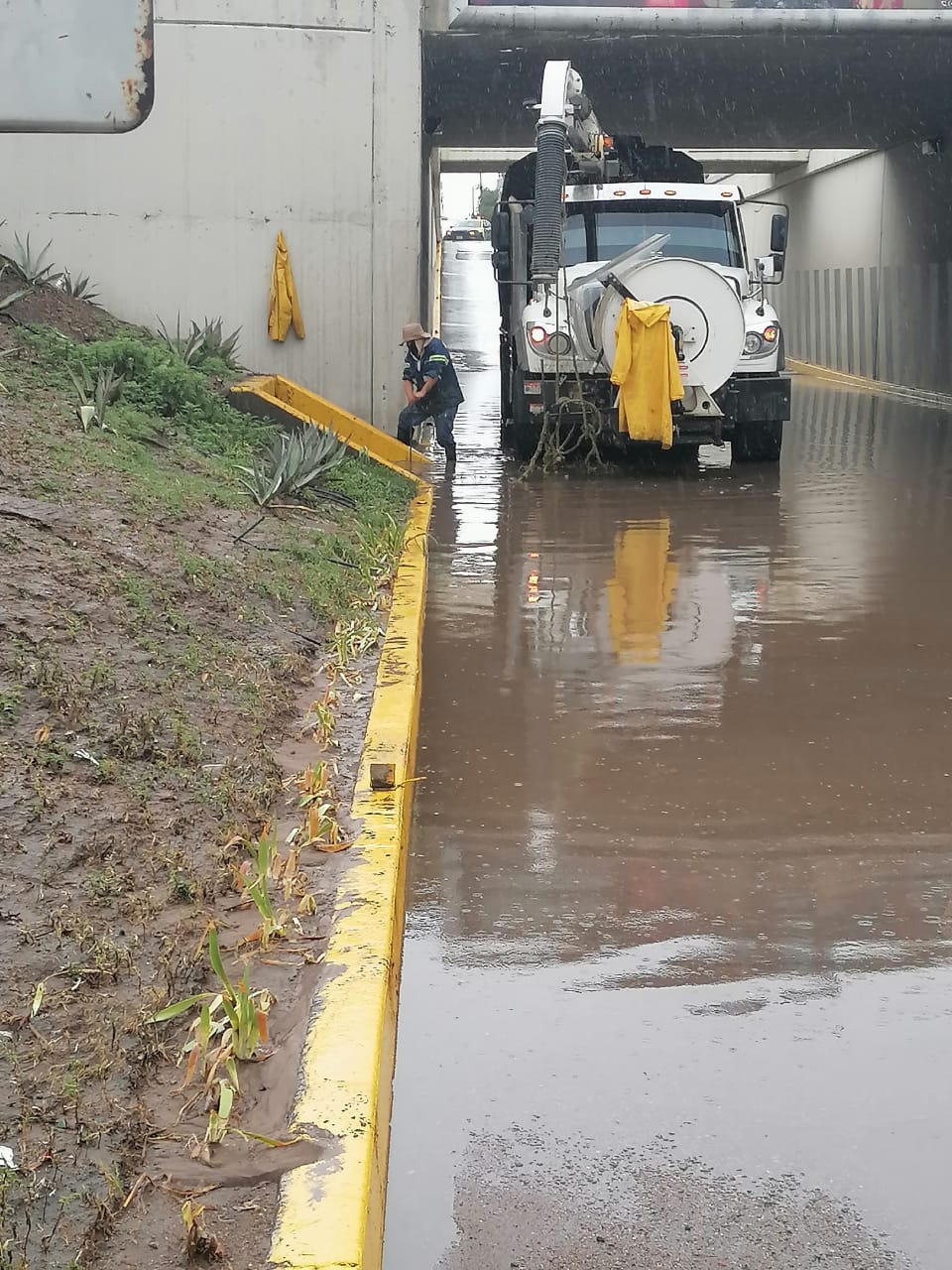 Debido a las lluvias en la ciudad capital, el Nuevo Interapas mantiene supervisión de puentes y pasos a desnivel.