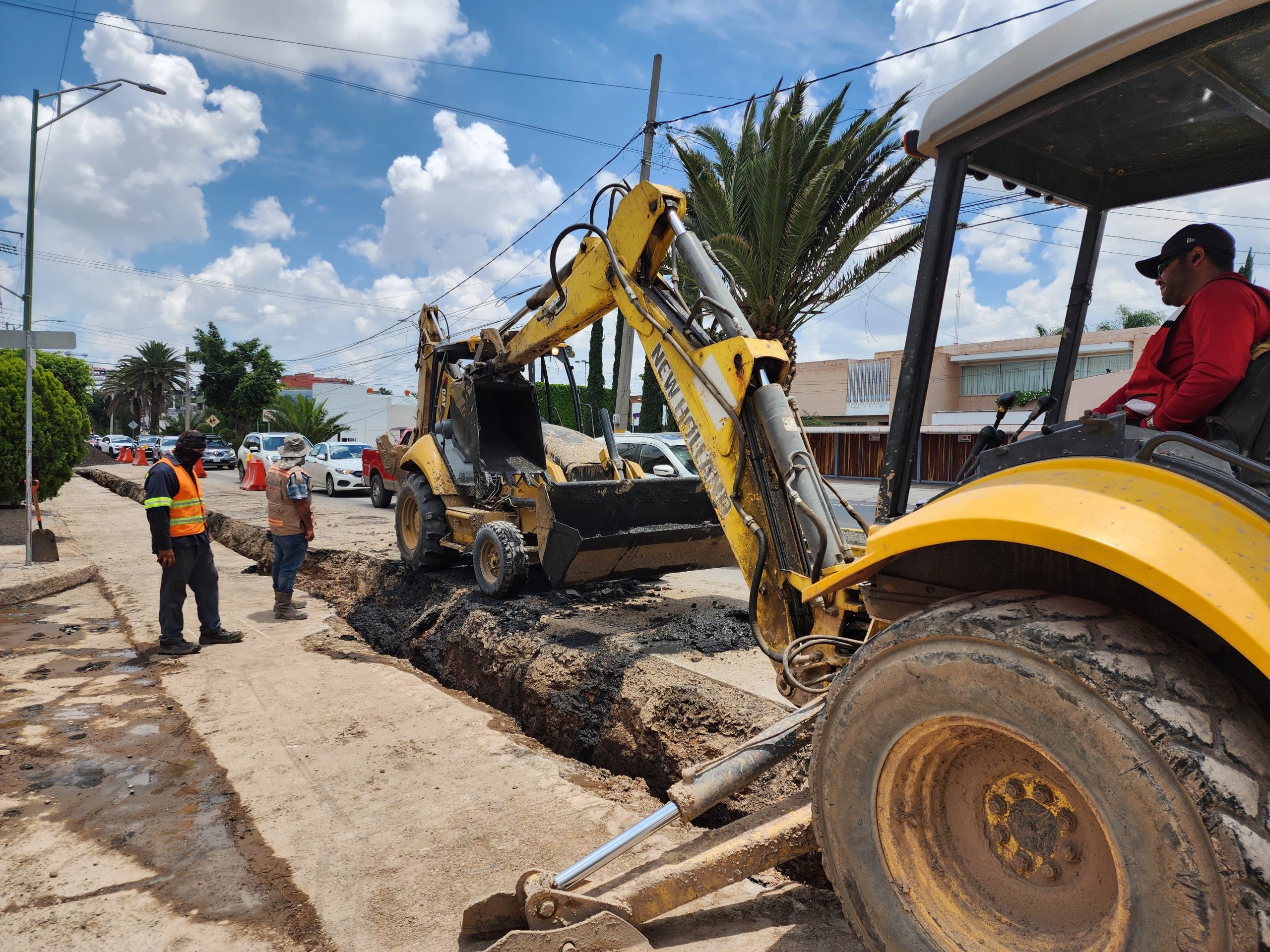 En coordinación con Obras Públicas del Ayuntamiento, Interapas repara colapso sobre avenida Venustiano Carranza.