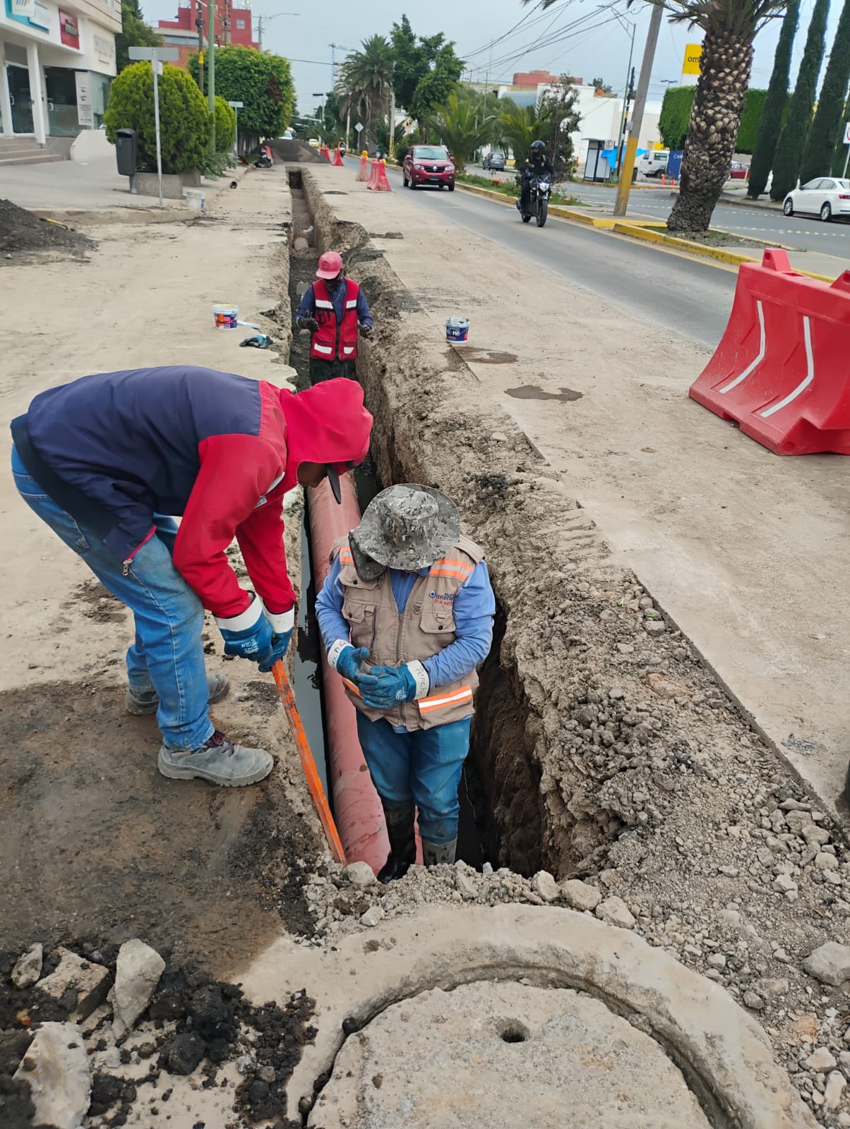 Avanza rehabilitación de drenaje sanitario en la avenida Venustiano Carranza