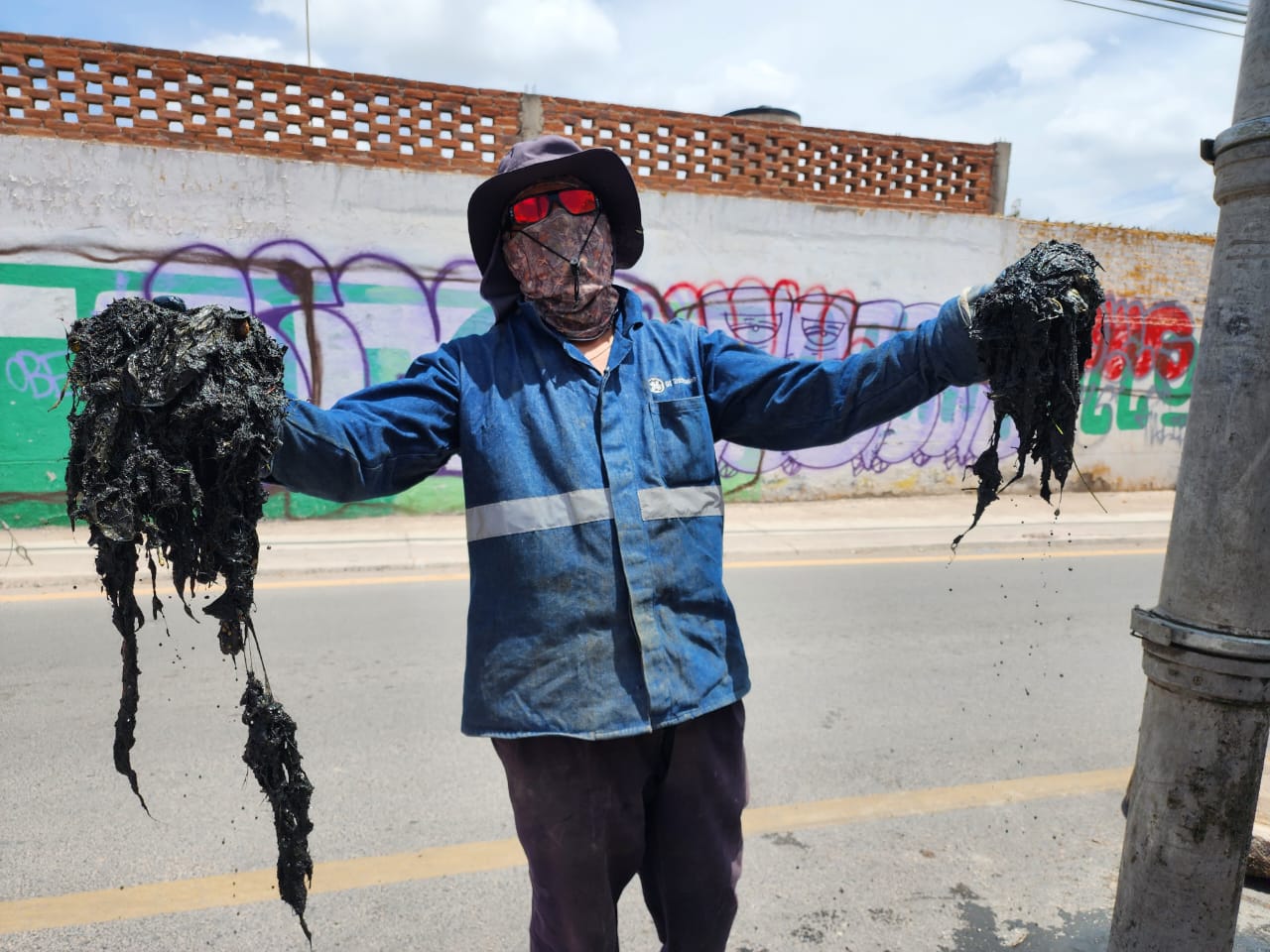Desazolva cuadrilla de Interapas drenaje obstruido por cabellos.