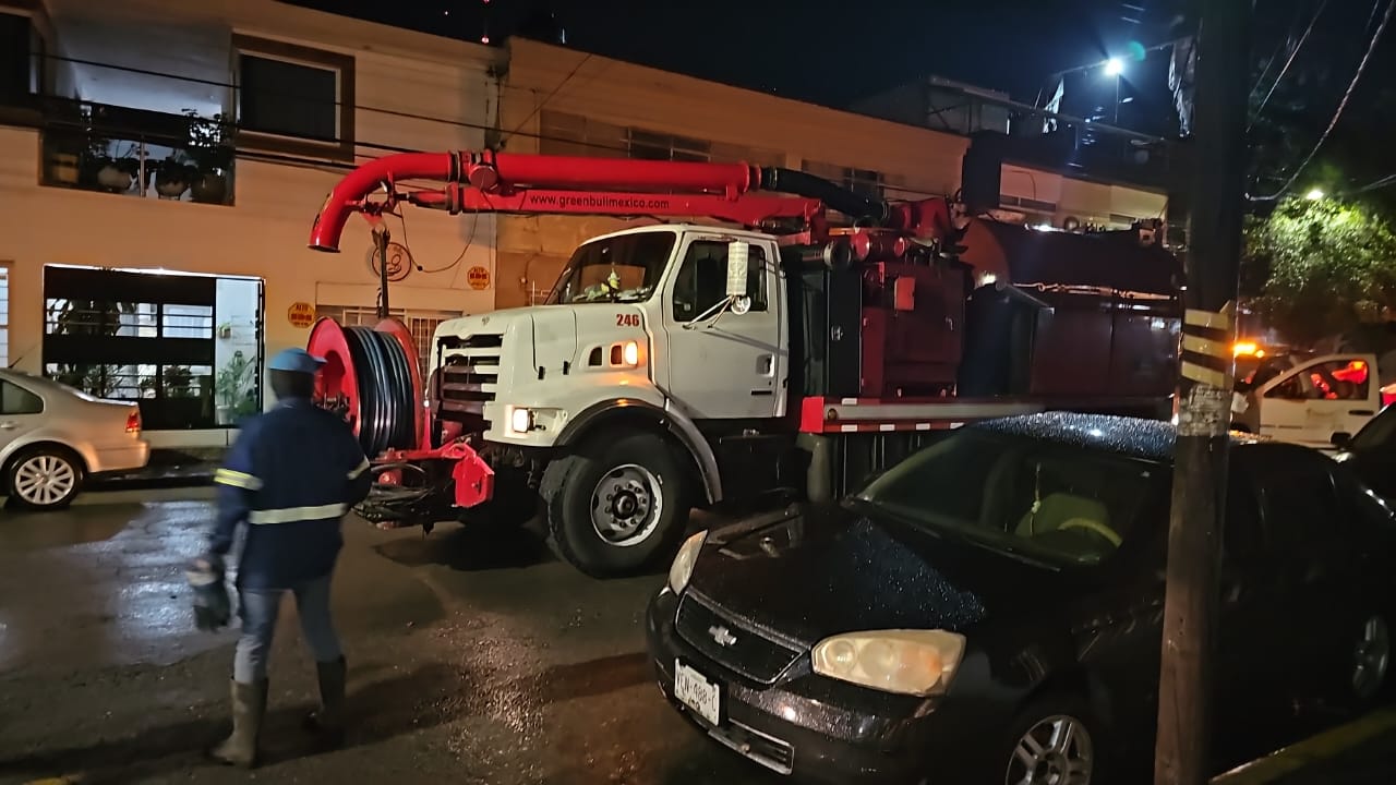 Interapas desfoga estacionamiento a desnivel de un edificio en la avenida Cuauhtémoc.