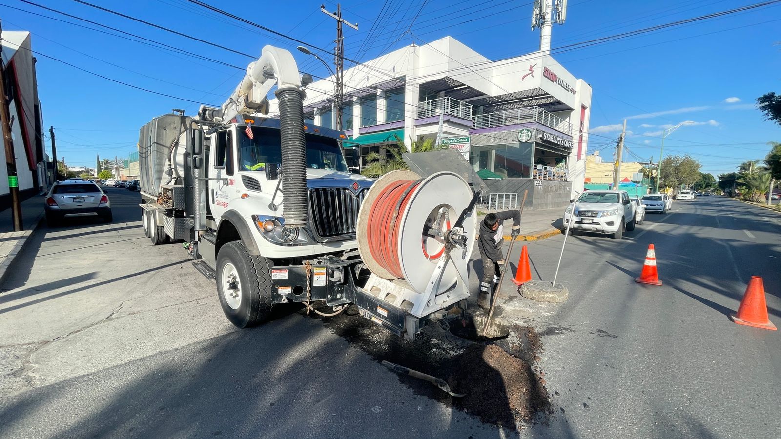 Interapas retira más de 2 toneladas de desechos en drenajes durante los primeros días del año.