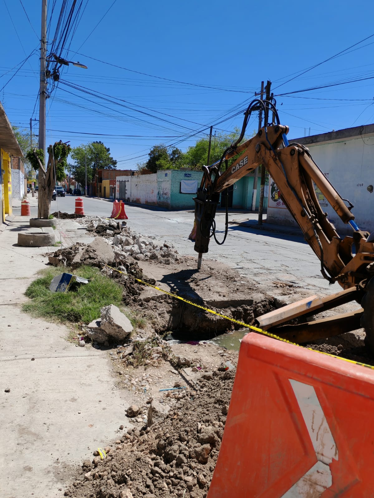 Interviene Interapas drenaje colapsado en la Tercera Chica, para resolver problemas de salud en la zona.