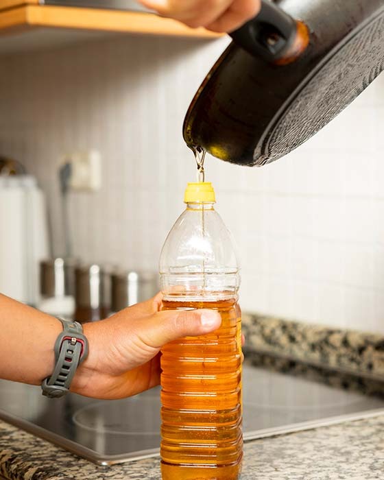 Interapas llama a recolectar el aceite usado y evitar su desecho en el drenaje