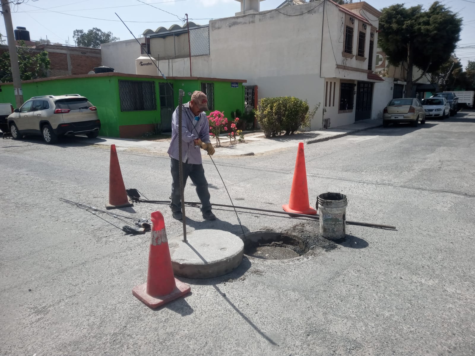 Interapas realiza limpieza de drenaje en la UPA, en Soledad de Graciano Sánchez.